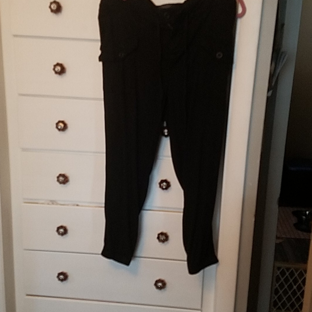 Torrid capri NWOT.  Never worn. Black